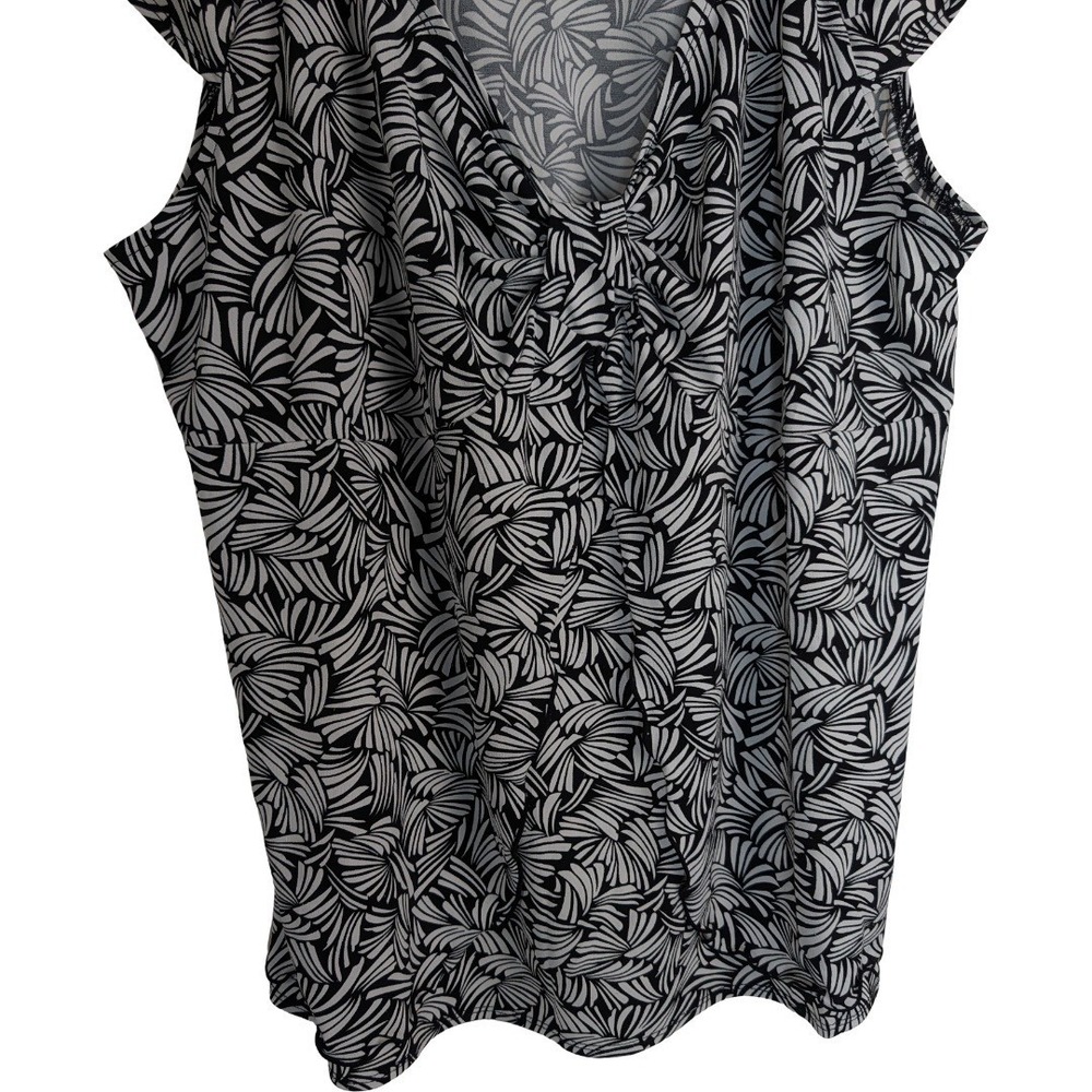 Cato Woman Blouse Plus 22/24W Black White Abstract Print V-Neck Cap Sleeve Top - Picture 3 of 12